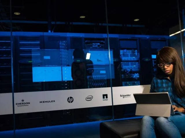 Serverio kambarys su keliomis monitorių ir saugumo įrenginiais
