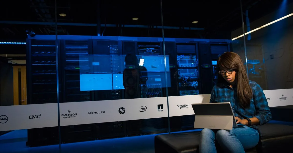 Serverio kambarys su keliomis monitorių ir saugumo įrenginiais